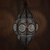 Lampa v orientálním stylu s jemným vzorem, bílá, uvnitř modrá, 25x25x50cm