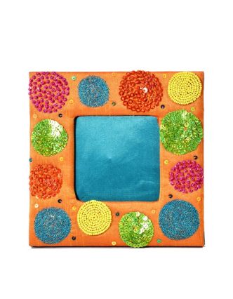 Ručně vyšívaný rámeček na fotografii, oranžovo-tyrkys. s korálky a flitry, 18x18