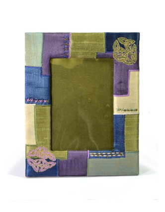 Ručně vyšívaný rámeček na fotografii, fialovo-zelený s flitry, 20,5x25cm