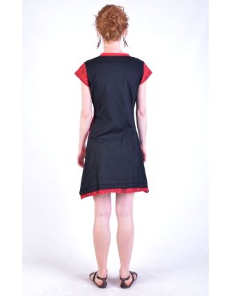 Krátké černo-červené šaty s krátkým rukávem, mix tisků a výšivka