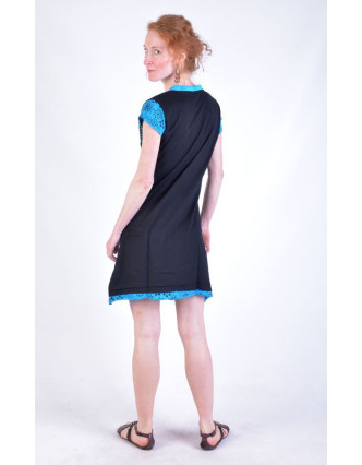 Krátké černo-tyrkysové šaty s krátkým rukávem, mix tisků a výšivka