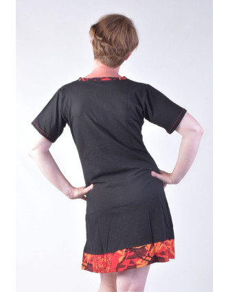 Krátké černé šaty s krátkým rukávem, potisk mandal a výšivka