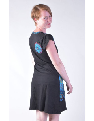 Krátké černo-modré šaty s krátkým rukávem, mandala design, atypický výstřih