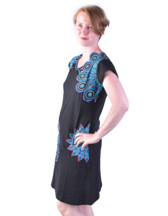 Krátké černo-modré šaty s krátkým rukávem, mandala design, atypický výstřih