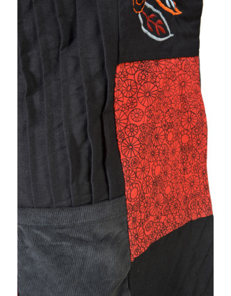Černo červený manžestrový kabátek, potisk a výšivka, zapínání na zip a kapsy