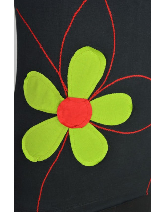 Černé tričko s krátkým rukávem a zelenou aplikací květiny, červená výšivka