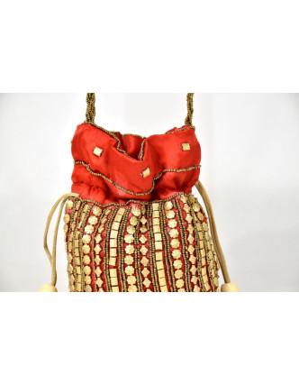 Malá červená kabelka bohatě zdobená zlatými korálky, 19x19cm