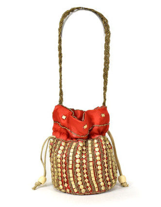 Malá červená kabelka bohatě zdobená zlatými korálky, 19x19cm