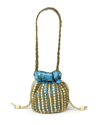 Malá modrá kabelka bohatě zdobená zlatými korálky, 19x19cm