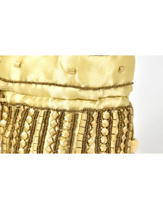 Malá krémová kabelka bohatě zdobená zlatými korálky, 19x19cm