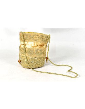 Malá krémová kabelka bohatě zdobená zlatou výšivkou a flitry, 19x19cm