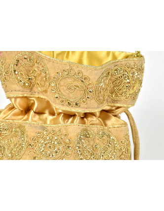 Malá krémová kabelka bohatě zdobená zlatou výšivkou a flitry, 19x19cm
