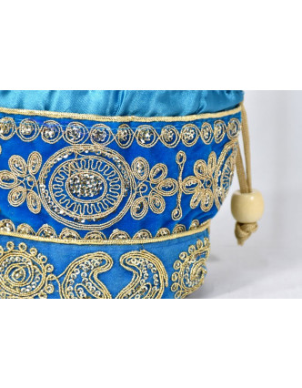 Malá modrá kabelka bohatě zdobená zlatou výšivkou a flitry, 19x19cm