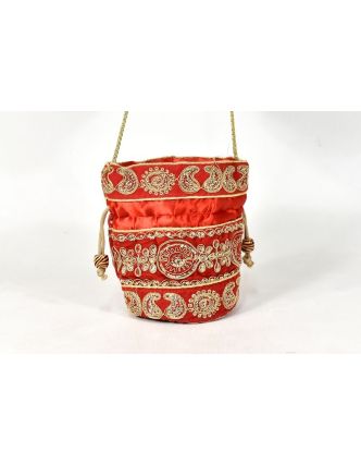Malá červená kabelka bohatě zdobená zlatou výšivkou a flitry, 19x19cm