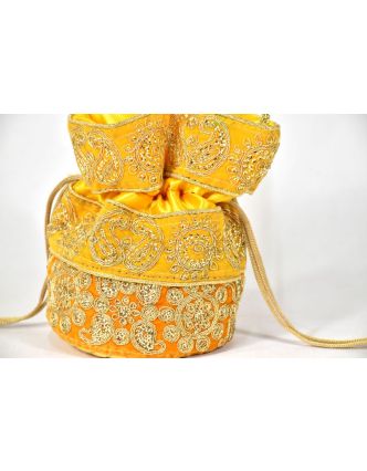 Malá žlutá kabelka bohatě zdobená zlatou výšivkou a flitry, 19x19cm