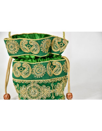Malá zelená kabelka bohatě zdobená zlatou výšivkou a flitry, 19x19cm