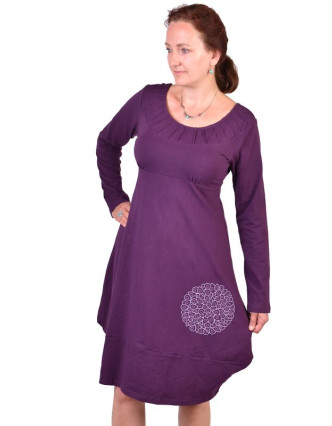 Dlouhé fialové šaty s dlouhým rukávem, potisk