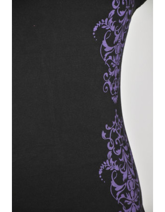Černo-fialové tričko s krátkým rukávem a ornamentálním potiskem, V výstřih