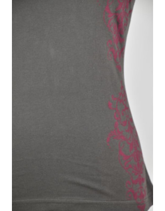 Šedo-růžové tričko s krátkým rukávem a ornamentálním potiskem, V výstřih