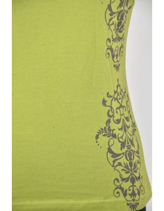 Zeleno-šedé tričko s krátkým rukávem a ornamentálním potiskem, V výstřih