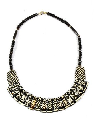 Tmavě hnědý kostěný náhrdelník s geometrickým motivem