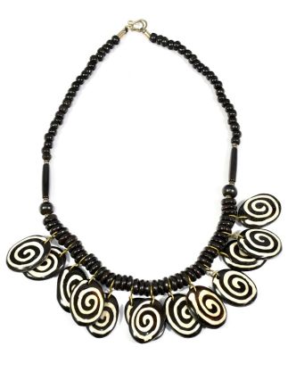 Tmavě hnědý kostěný náhrdelník s motivem spirály