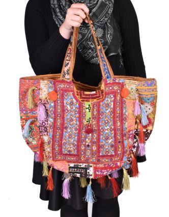 Unikátní taška z Gudžarátu, červená, bohatě ručně vyšívaná a zdobená, třásně