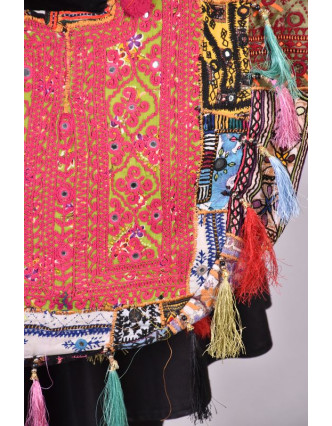 Unikátní taška z Gudžarátu, bohatě ručně vyšívaná a zdobená, třásně, 55x40cm