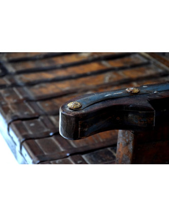 Masivní lavice z antik teakového dřeva s mosazným kováním, 137x60x103cm