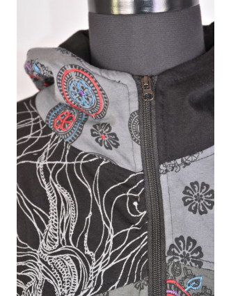 Černo-šedá mikina s kapucí zapínaná na zip, mix potisků, kapsy a výšivka