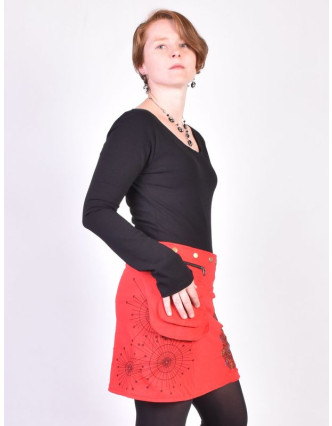 Červená mini sukně zapínaná na patentky, kapsa, mandala potisk a výšivka