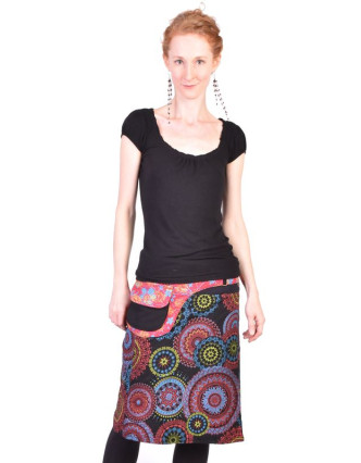 Krátká černá sukně zapínaná na patentky, barevný mandala potisk, kapsa
