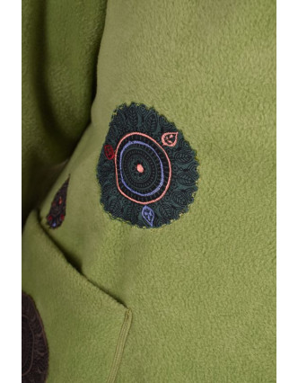 Zelený kabát s kapucí zapínaný na knoflík, aplikace mandal, výšivka