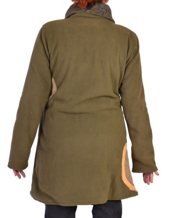 Khaki fleecový kabát s límcem zapínaný na knoflíky, barevné aplikace, potisk