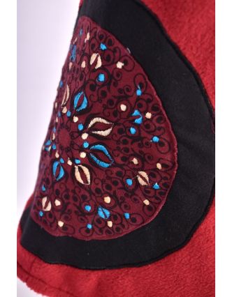 Vínový fleecový kabát s límcem zapínaný na knoflíky, barevné aplikace, potisk