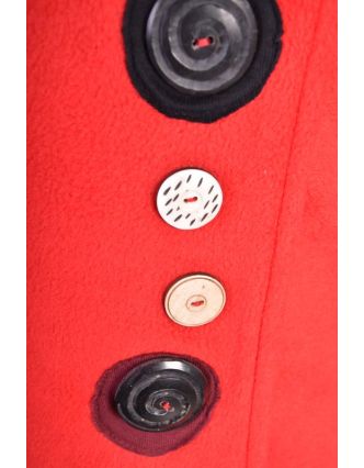 Červený fleecový kabát s límcem zapínaný na knoflíky, barevné aplikace, potisk