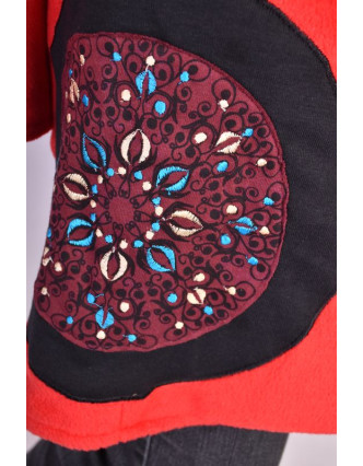 Červený fleecový kabát s límcem zapínaný na knoflíky, barevné aplikace, potisk