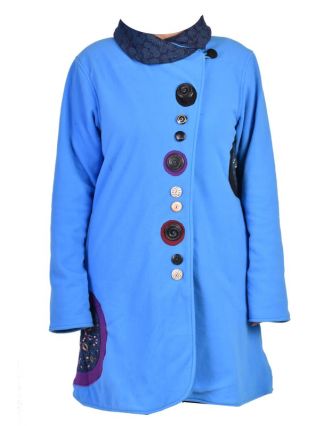 Modrý fleecový kabát s límcem zapínaný na knoflíky, barevné aplikace, potisk