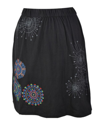 Krátká černá sukně s potiskem a barevnou výšivkou, elastický pas