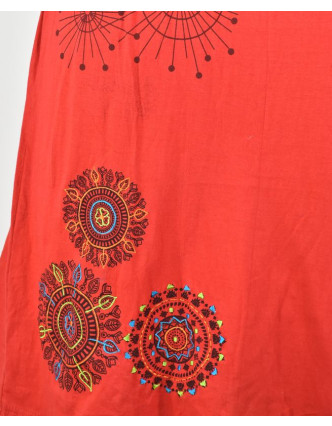 Krátká červená sukně s potiskem a barevnou výšivkou, elastický pas