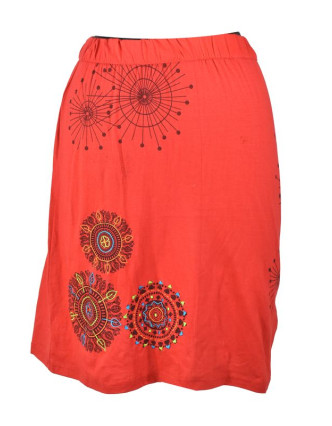 Krátká červená sukně s potiskem a barevnou výšivkou, elastický pas