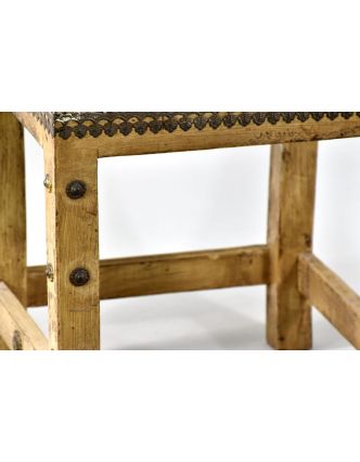 Stolička z antik teakového dřeva zdobená mosazným kováním, 27x34x38cm
