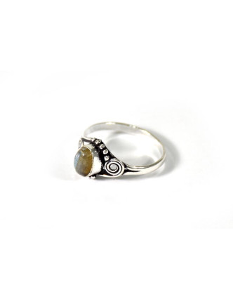 Velký prsten vykládaný labradoritem, postříbřený (10µm)