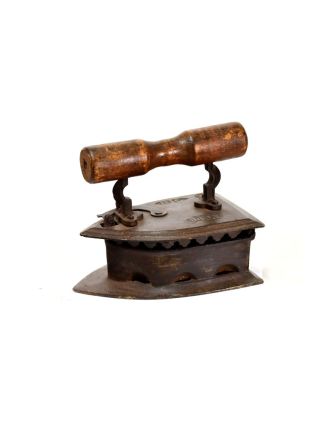 Antik žehlička z Gujaratu s dřevěnou rukojetí, 27x18x23cm