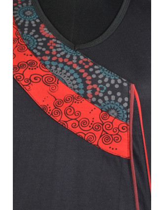 Černo-červené šaty bez rukávu s potiskem, aplikacemi a výšivkou