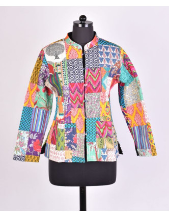 Multibarevný krátký kabátek zapínaný na knoflíky, patchwork, kapsy