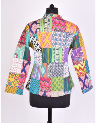 Multibarevný krátký kabátek zapínaný na knoflíky, patchwork, kapsy