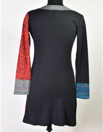 Černo-červené šaty s dlouhým rukávem, ornamentální potisk a výšivka