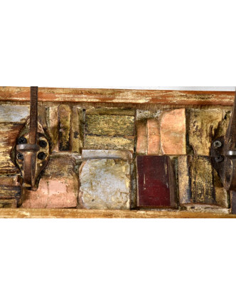Dřevěný panel s hačky složený ze starých řezeb, 92x13x4cm