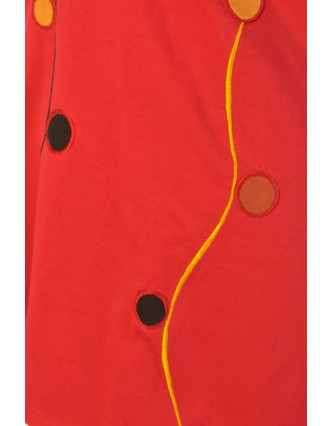 Červené tílko s kruhovými aplikacemi, černé detaily a stuha